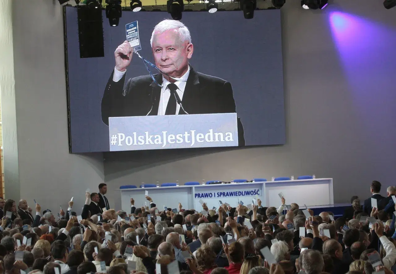 Jarosław Kaczyński na ekranie, tłum z kartkami. Sekrety spotkań w Przysusze, co działo się za zamkniętymi drzwiami kongresu.