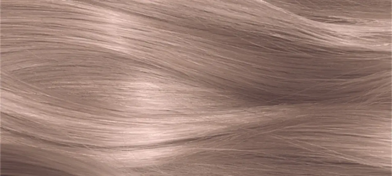 Capelli mossi con riflessi biondo cenere caldo, che evocano la morbidezza di un tramonto d'autunno.