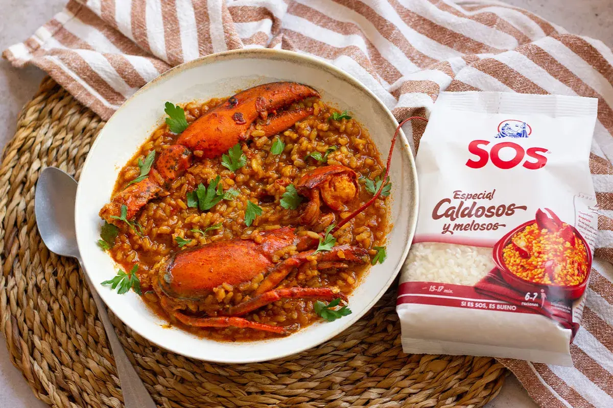 Un delicioso arroz con bogavante, preparado con arroz SOS Especial Caldosos y melosos, adornado con perejil fresco.