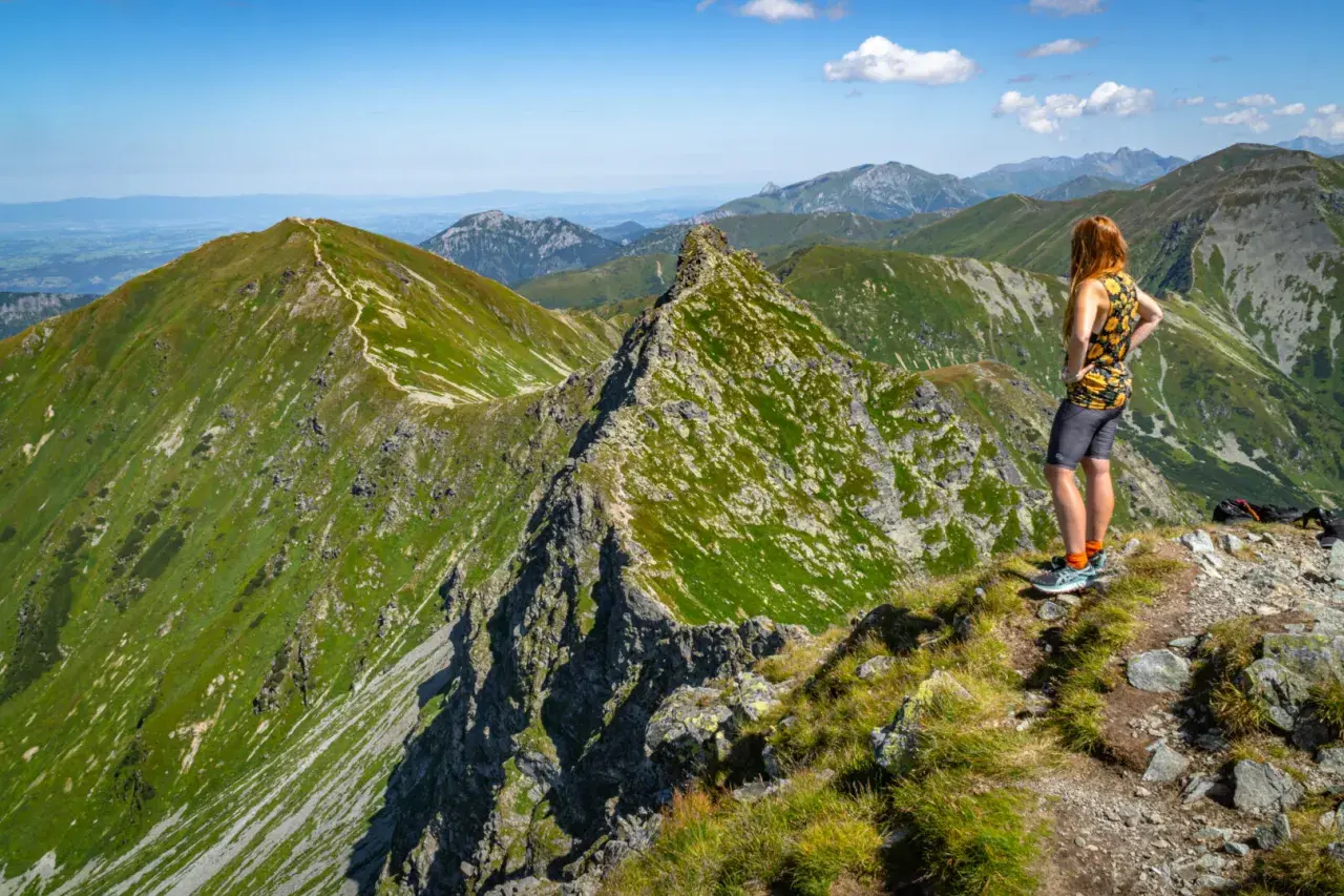 Kobieta podziwia panoramę Tatr z grani Siwego Wierchu.