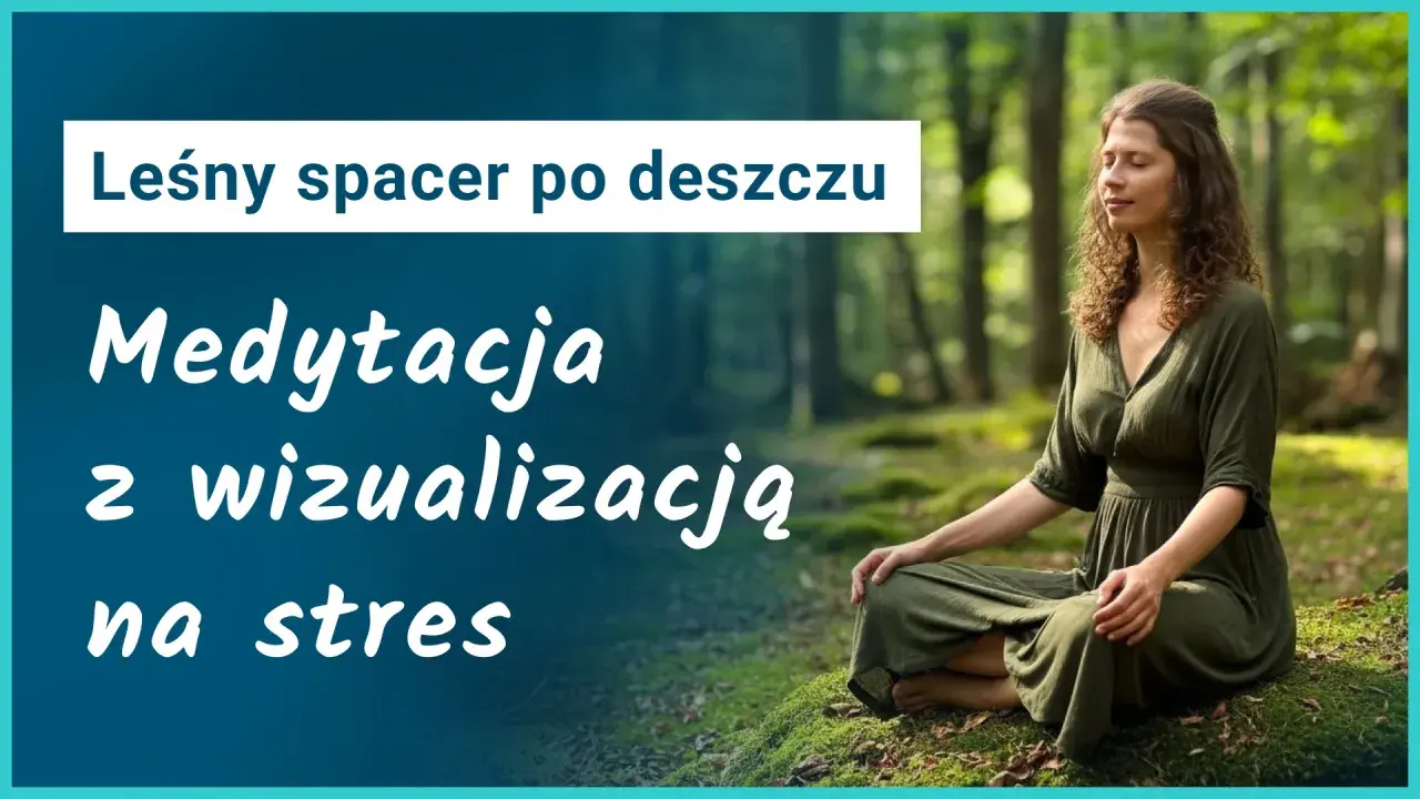 Kobieta medytuje w lesie po deszczu, szukając ukojenia od stresu.