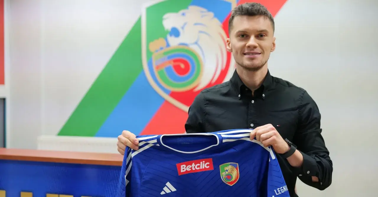 Piłkarz prezentuje niebieską koszulkę Miedzi Legnica. To nowy nabytek, wzmocnienie w ramach transferów.