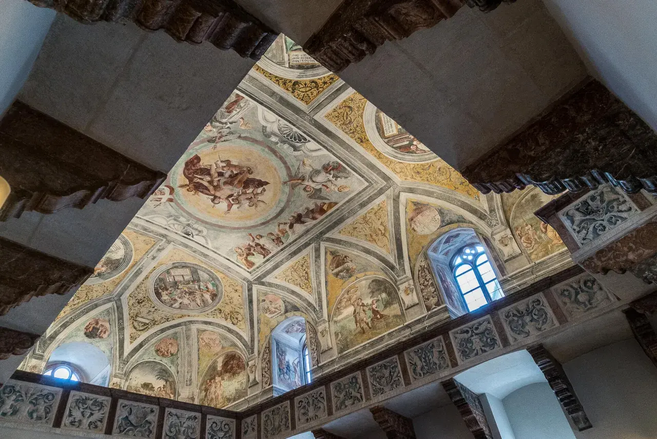 Prunkvolle Deckenmalereien im Neuburger Schloss zeigen mythologische Szenen und Putten.