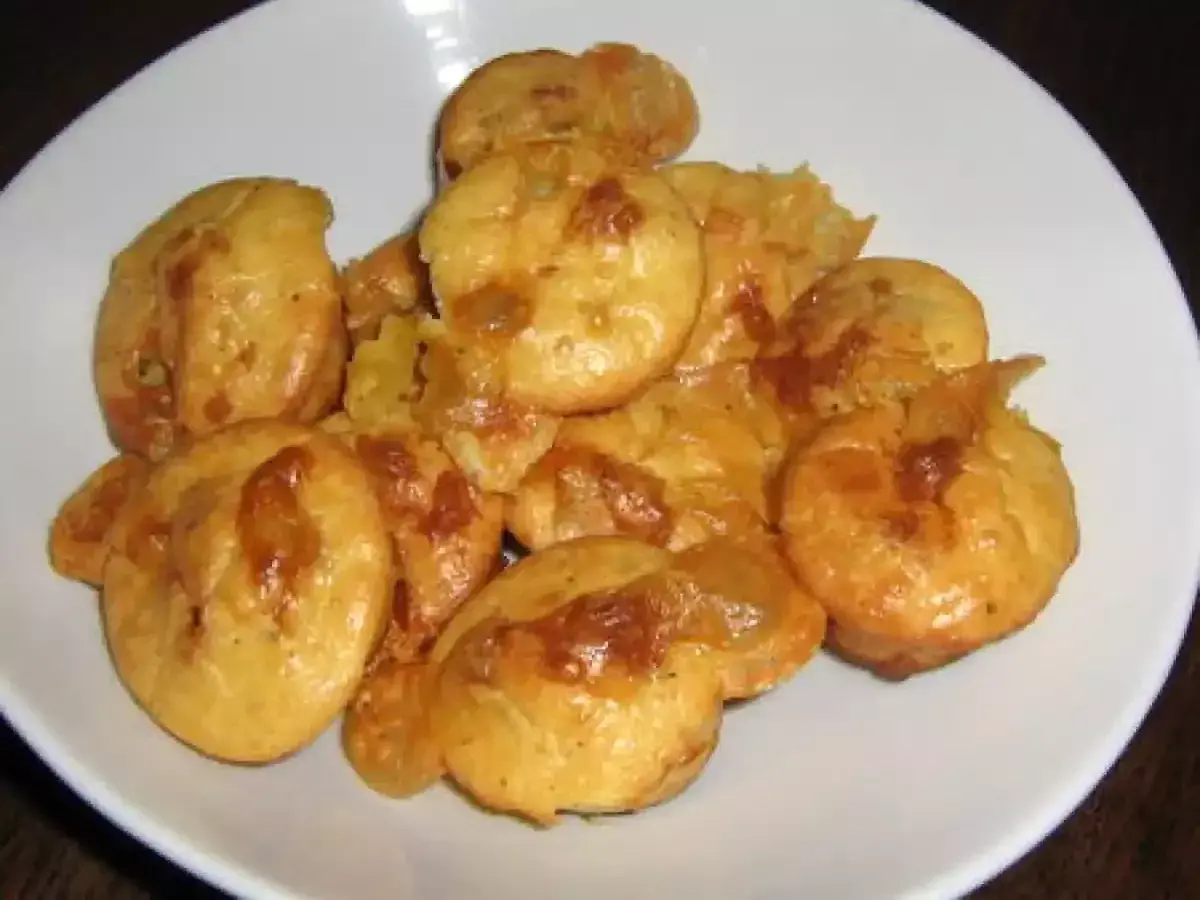 Petits muffins dorés au reblochon, parfaits pour un apéritif savoyard.