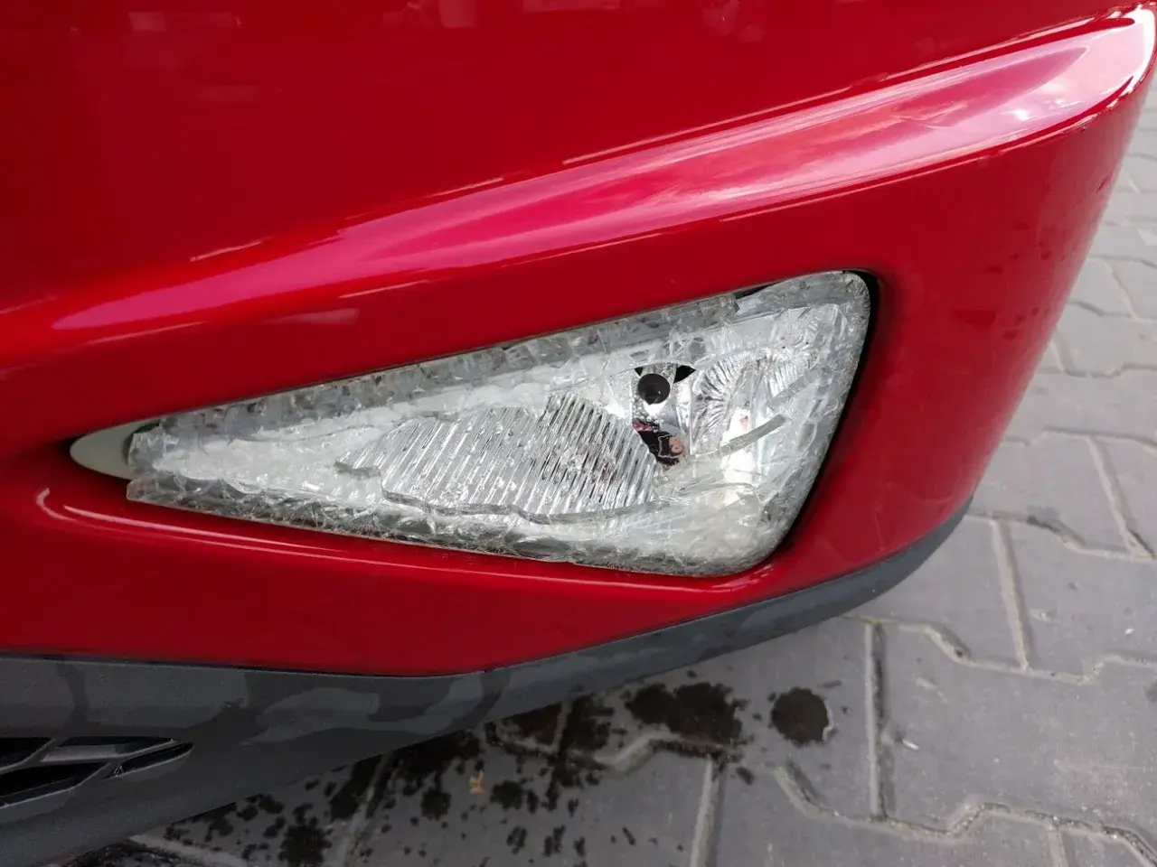 Uszkodzona lampa przeciwmgielna Honda Civic VIII przód, wymaga wymiany żarówki.