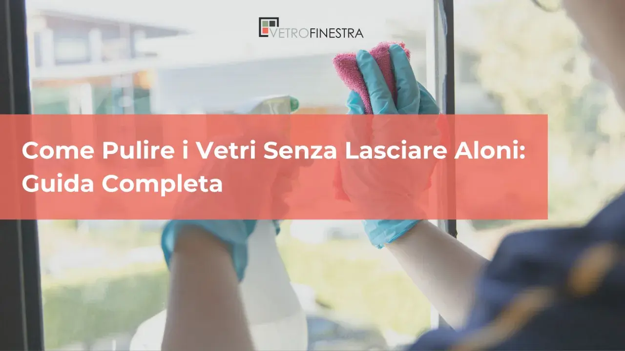 Guida completa su come pulire i vetri senza aloni, con mani guantate che puliscono una finestra.