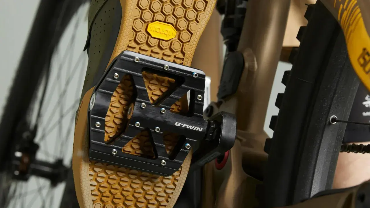 Buty rowerowe z podeszwą Vibram i pedały B'TWIN. Idealne, jakie pedały do roweru trekkingowego dla pewnego chwytu.