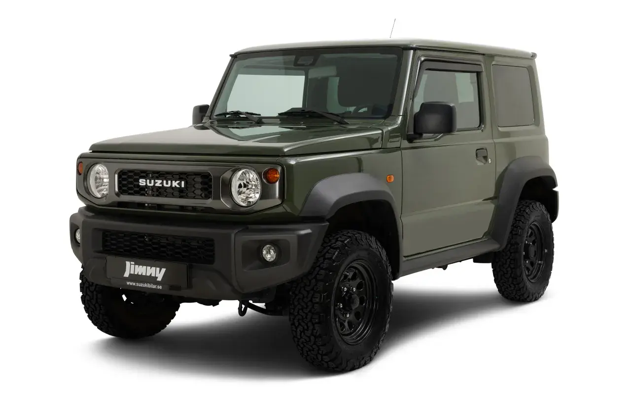 Grön Suzuki Jimny i Sverige, redo för äventyr. Denna ikoniska terrängbil är perfekt för svenska skogar och vägar.