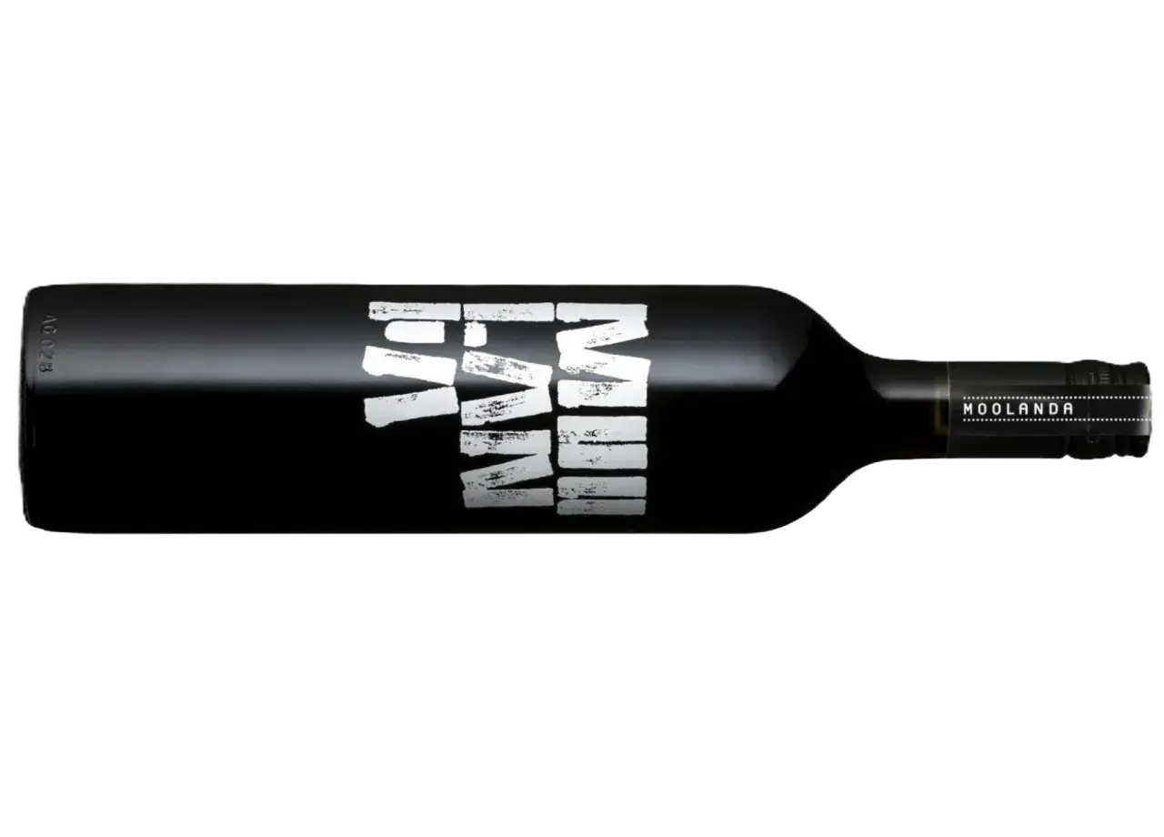 Svart vinflaska med texten "Moolanda" och "V.I.N." i vitt. Perfekt vin till gås.