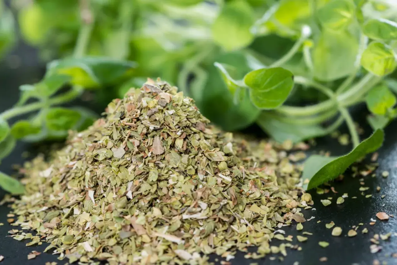 Góra suszonego oregano, idealna do pizzy, sosów pomidorowych i dań kuchni śródziemnomorskiej.