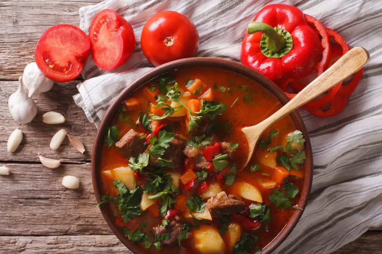 Zupa gulaszowa: Kluczowe przyprawy i sekrety perfekcyjnego smaku