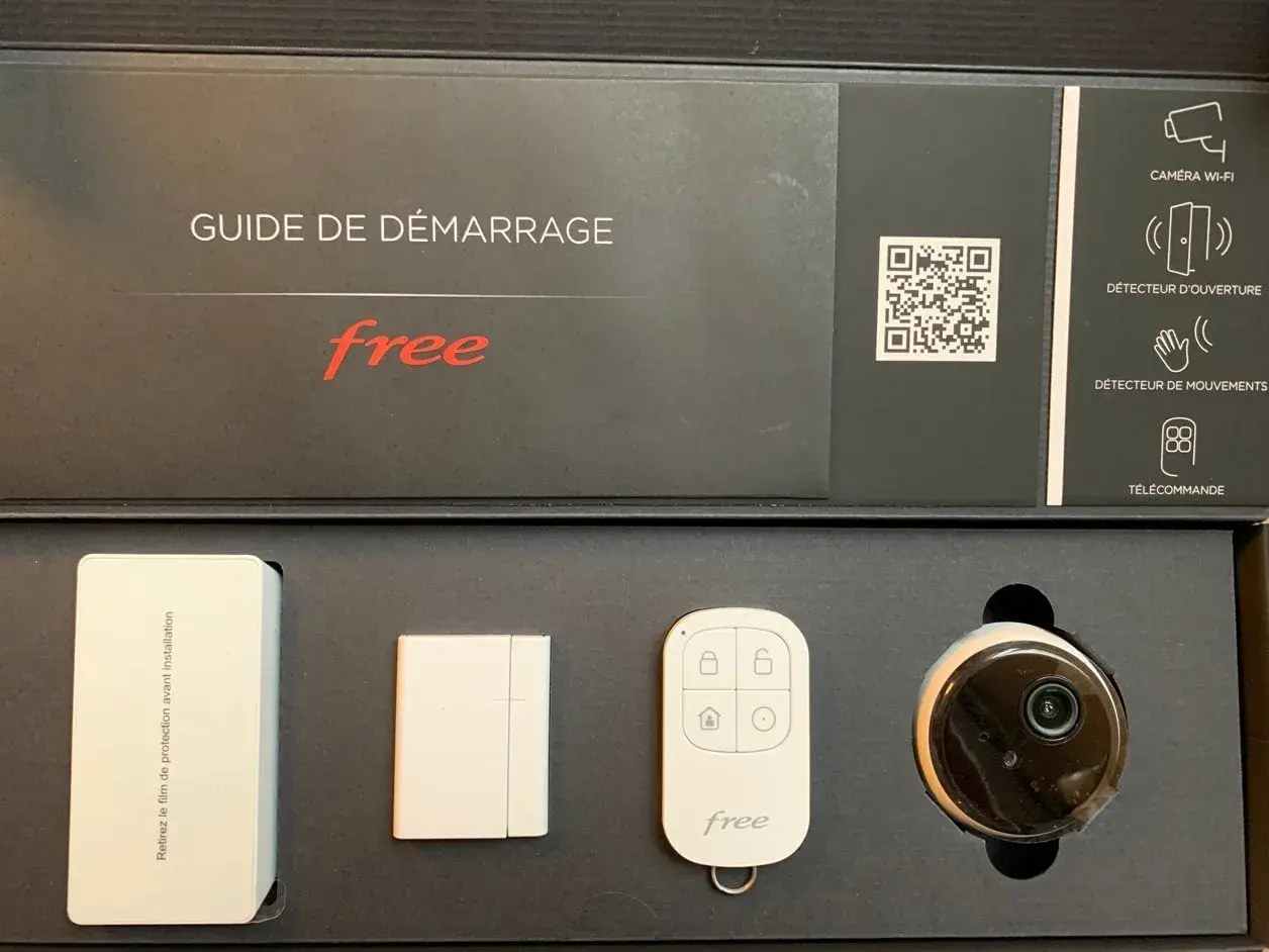 Kit de sécurité Freebox Delta : caméra Wi-Fi, détecteurs et télécommande.