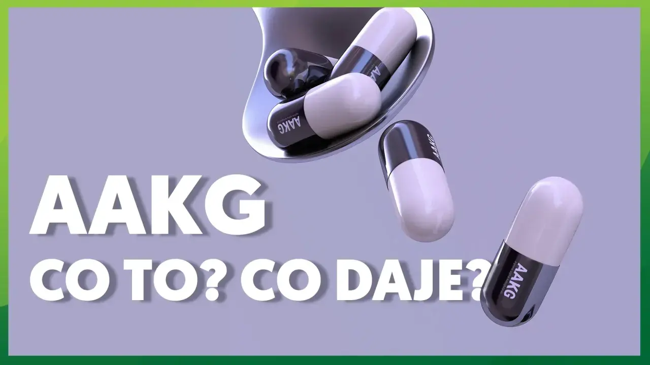 Kapsułki AAKG na łyżce i obok. Dowiedz się, aakg co to jest i jakie daje korzyści.