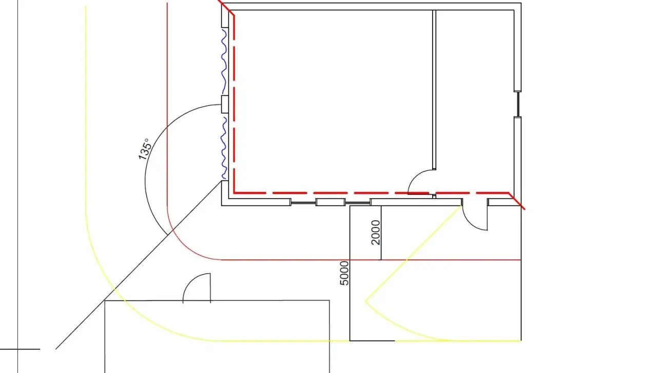 Planritning med brandtekniska byggnadsklasser. Visar rum, dörrar, fönster, avstånd och vinklar för brandskydd.