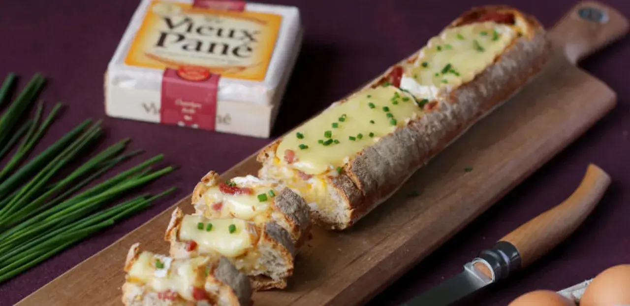 Un pain garni de fromage fondant et de lardons, parfait pour un apéro dinatoire.