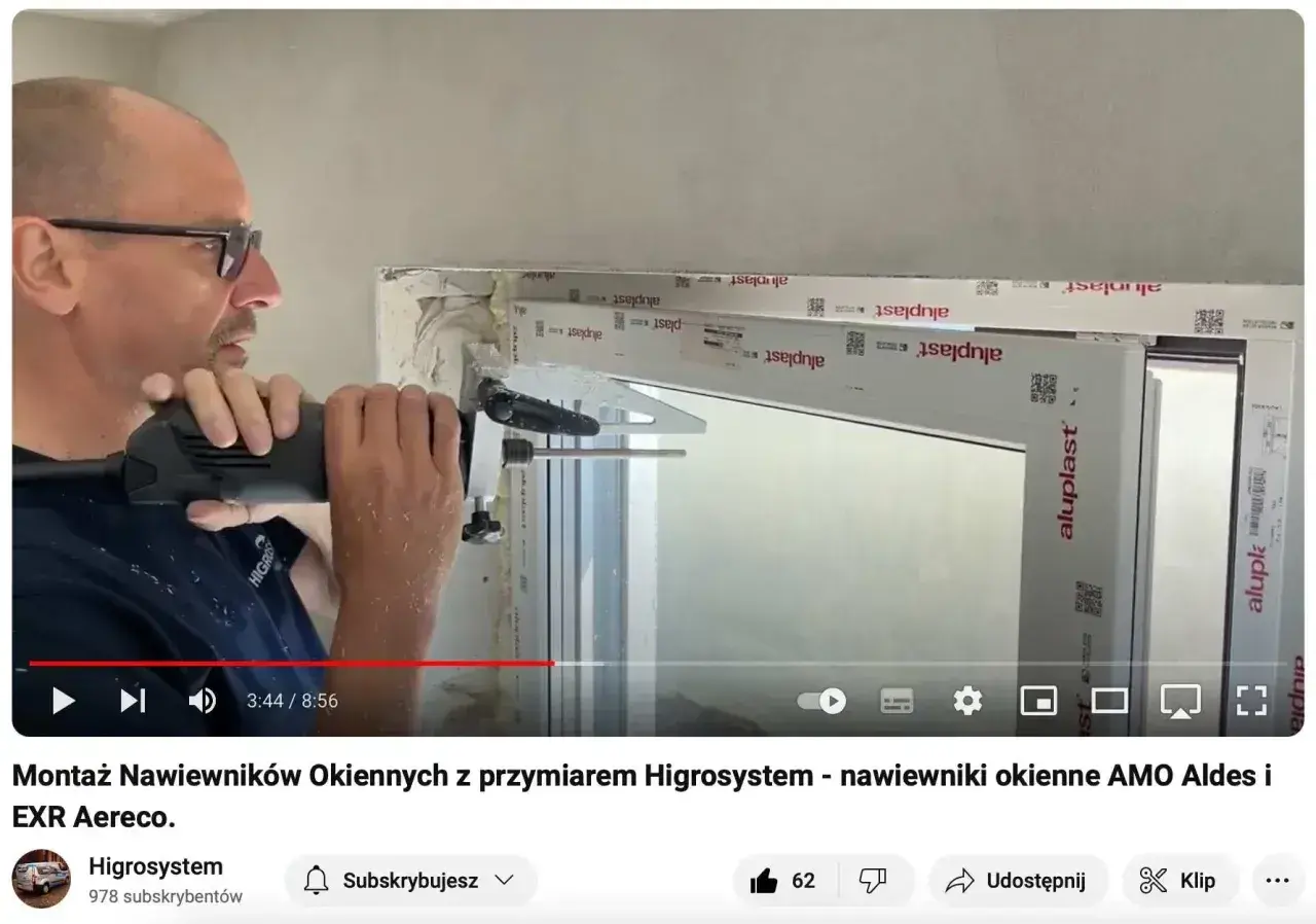 Montaż nawiewników okiennych z użyciem przyrządu Higrosystem. Widać montaż nawiewników w oknach.