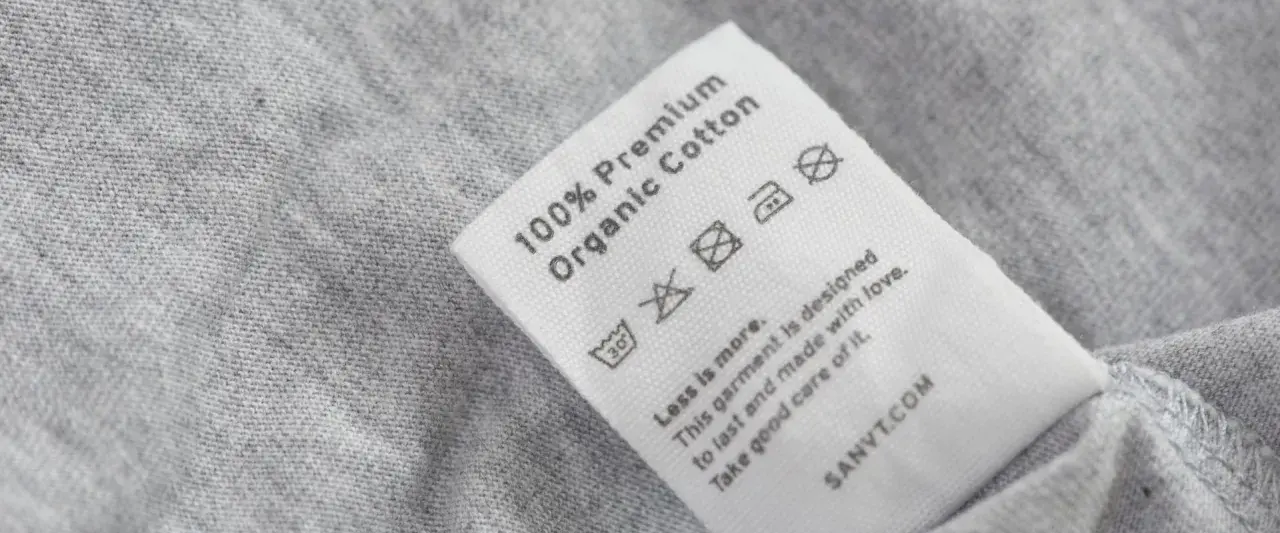 Pflegeetikett für T-Shirts aus Bio-Baumwolle: Waschen bei 30 Grad, nicht bleichen, nicht im Trockner trocknen.