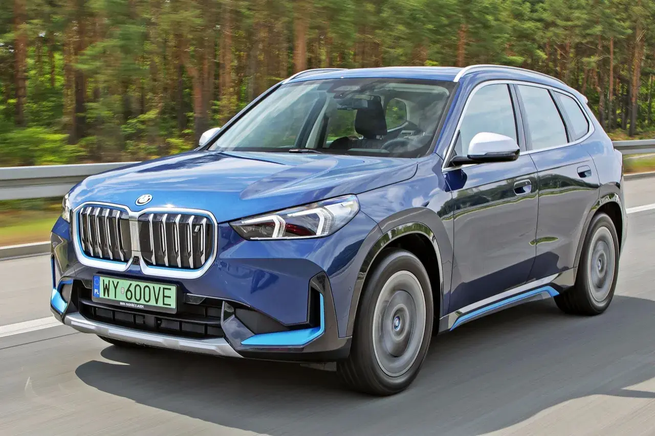 Niebieski BMW iX1 na drodze, sprawdzamy jego bmw ix1 cena.