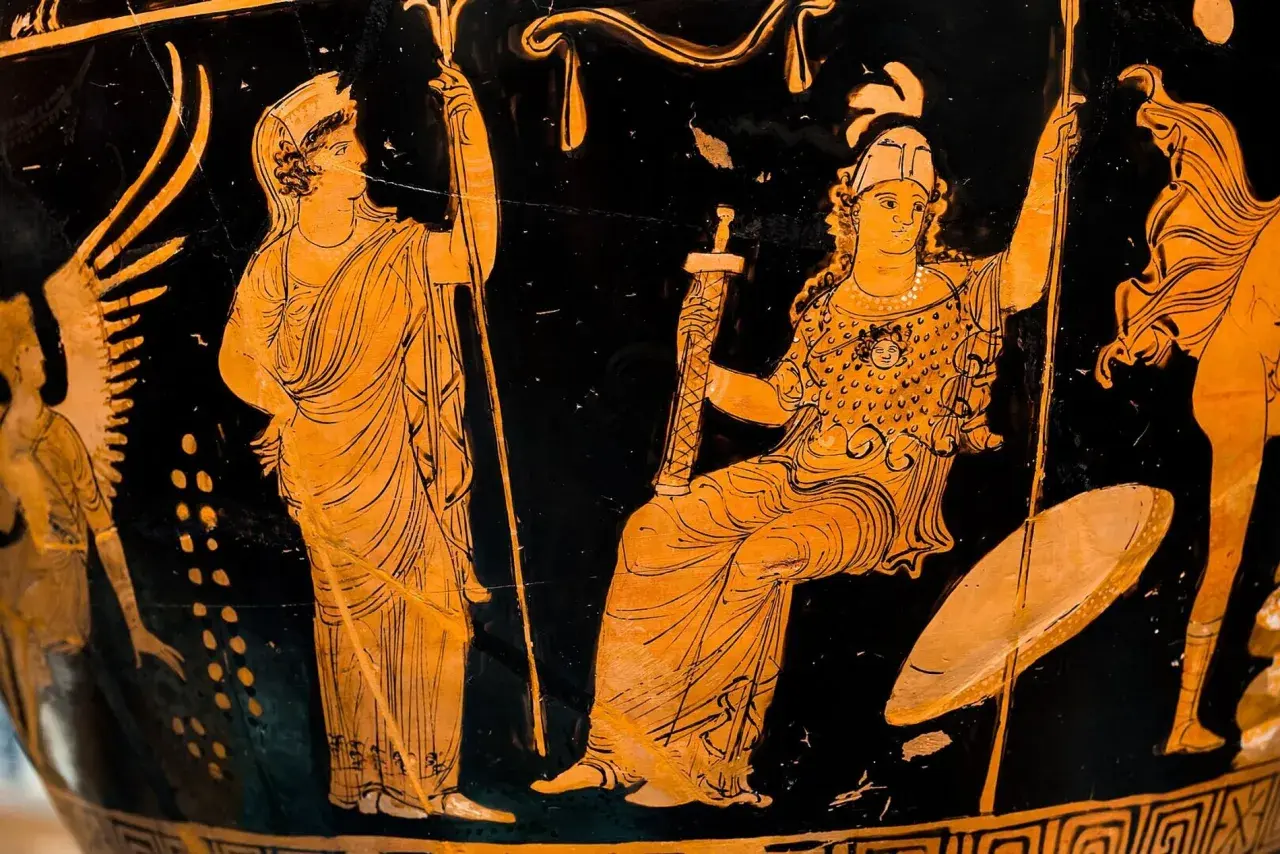 Vase grec antique en figures rouges représentant Héra assise, tenant une épée, et une autre figure debout tenant un sceptre.