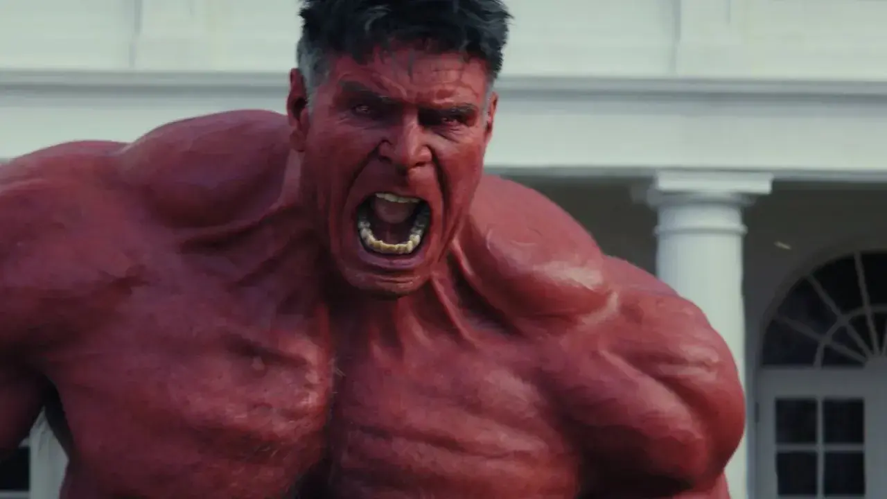 Le Red Hulk, ressemblant à Harrison Ford en colère, hurle devant une façade blanche.
