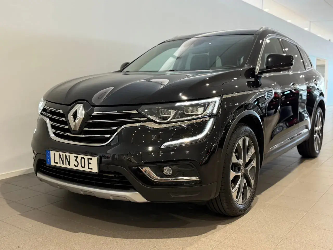 Svart Renault Koleos med registreringsskylten LNN 30E. En bil som kan ha ett Renault Koleos problem, men ser fin ut här.