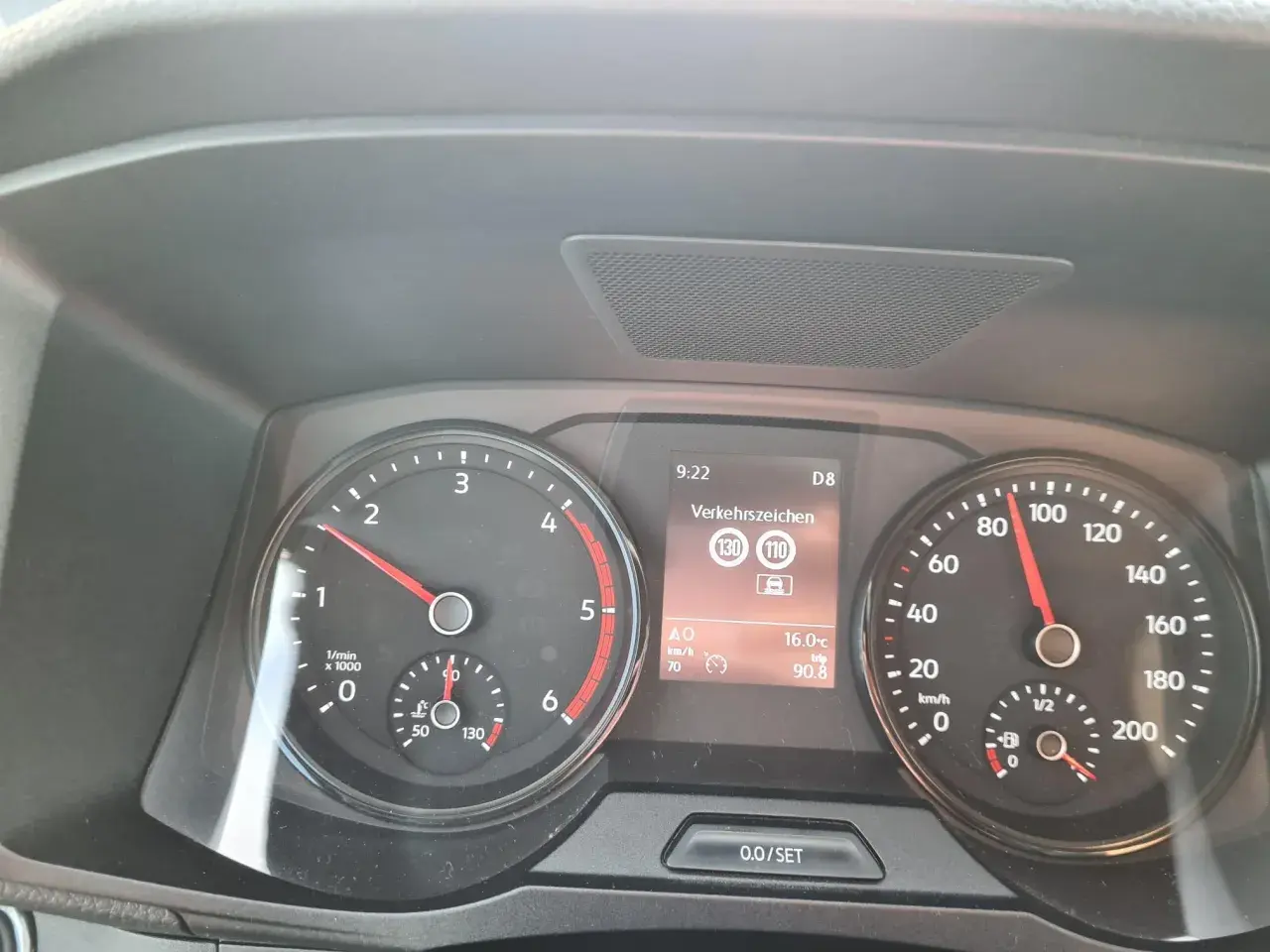Panel de control de un Volkswagen con el sistema lane assist activo, mostrando la velocidad y señales de tráfico.