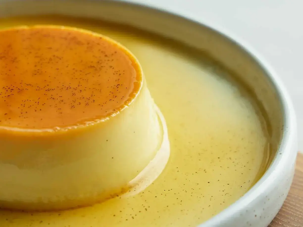 En krämig creme caramel, perfekt för ett enkelt recept. Den gyllene karamellen och vaniljprickarna lovar en ljuvlig smakupplevelse.