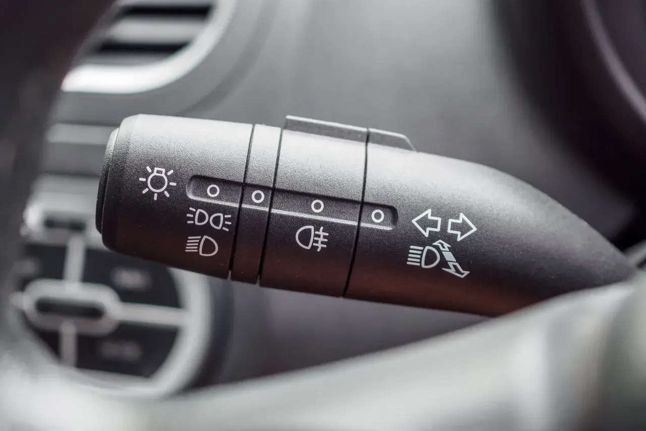 Przełącznik świateł w Hyundai i20: włączanie świateł mijania, drogowych, pozycyjnych i świateł przeciwmgielnych tylnych.