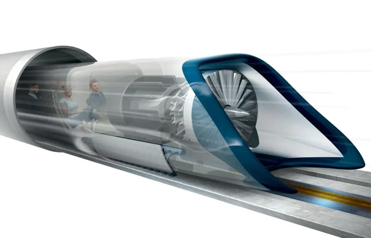 Kapsuła hyperloop z pasażerami w środku, napędzana turbiną, pędzi przez tunel.