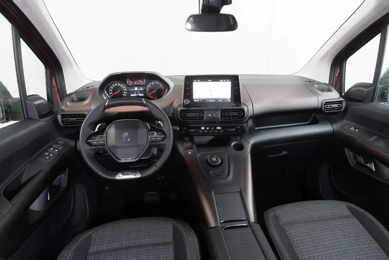 Interni Peugeot Rifter: volante, cruscotto digitale, schermo touchscreen e sedili in tessuto.