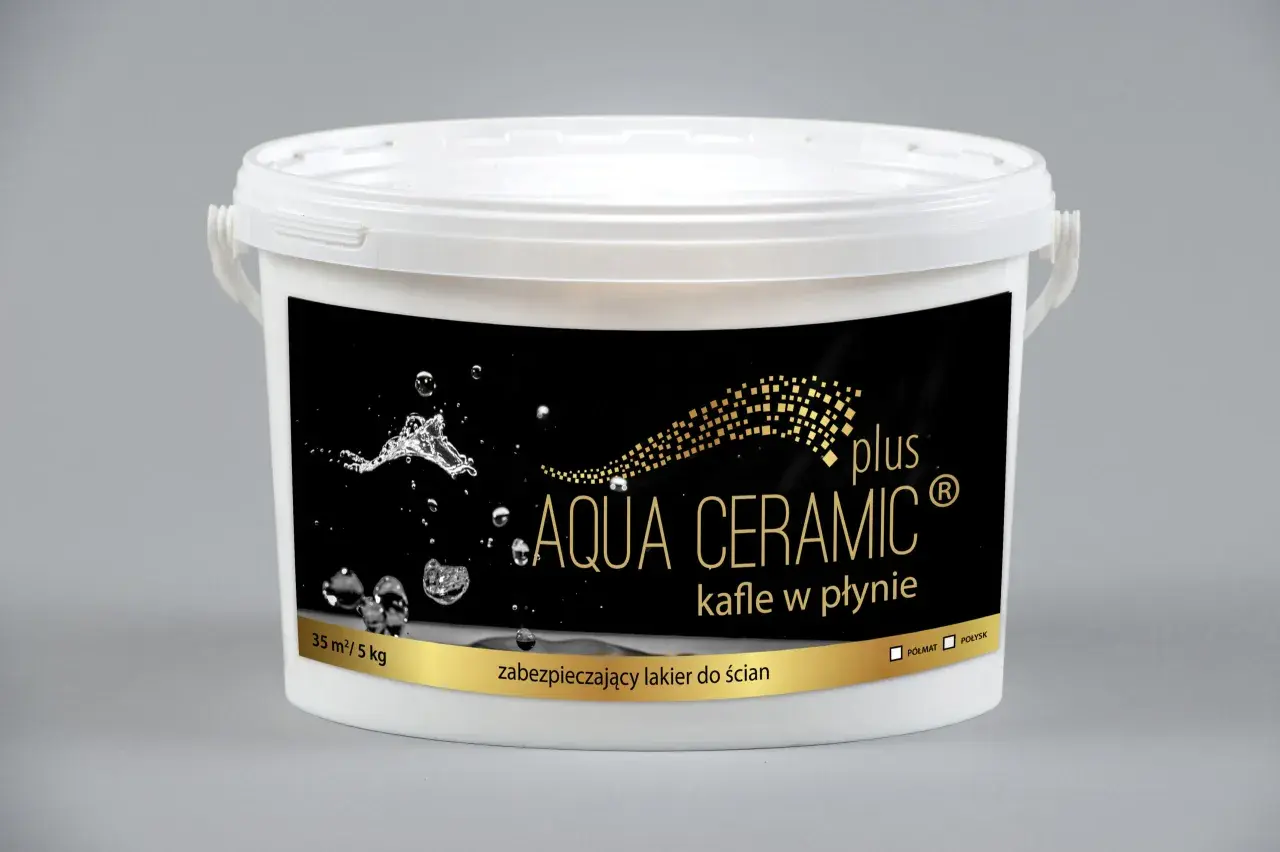 Białe wiaderko z czarną etykietą, na której widnieje napis "AQUA CERAMIC kafle w płynie" oraz grafika przedstawiająca wodę i złote kwadraty.