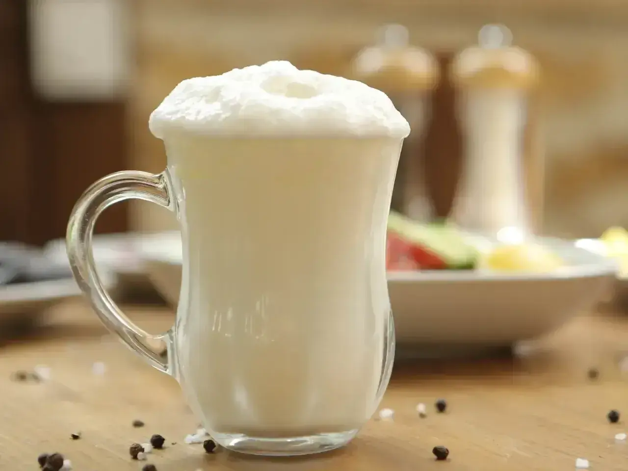 Puszysty ayran w szklance, idealny napój na upalne dni. Czy wiesz, ayran co to? To orzeźwiający napój jogurtowy.