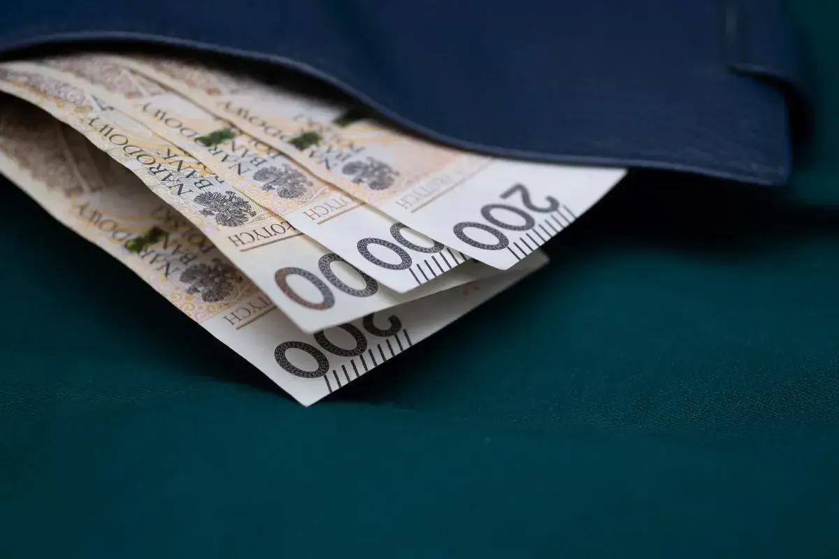 Portfel z banknotami 200 zł. Może to być nagroda jubileuszowa za 40 lat pracy w budżetówce.