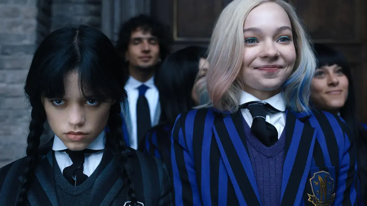 Emma Myers w filmach i serialach, jak "Wednesday", gdzie gra obok Jenny Ortegi.