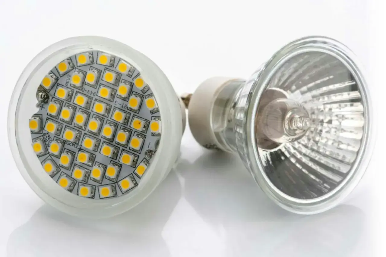 En LED-lampa med många små lysdioder bredvid en traditionell halogenlampa. Ett steg mot att byta halogen till LED.