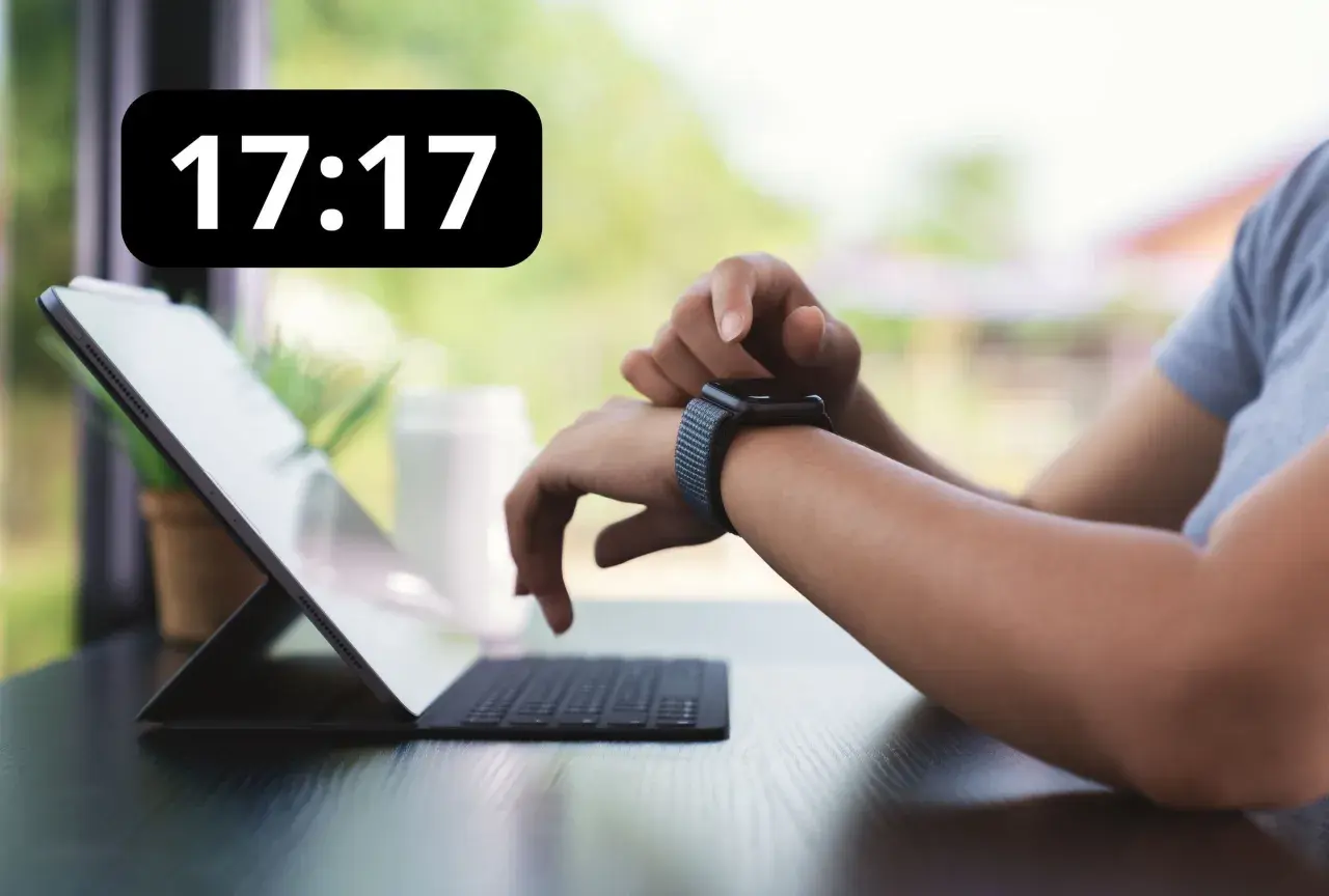 Persona revisa su reloj, marcando las 17:17. Este momento puede ser una señal, el 1717 significado espiritual es de equilibrio y nuevas oportunidades.