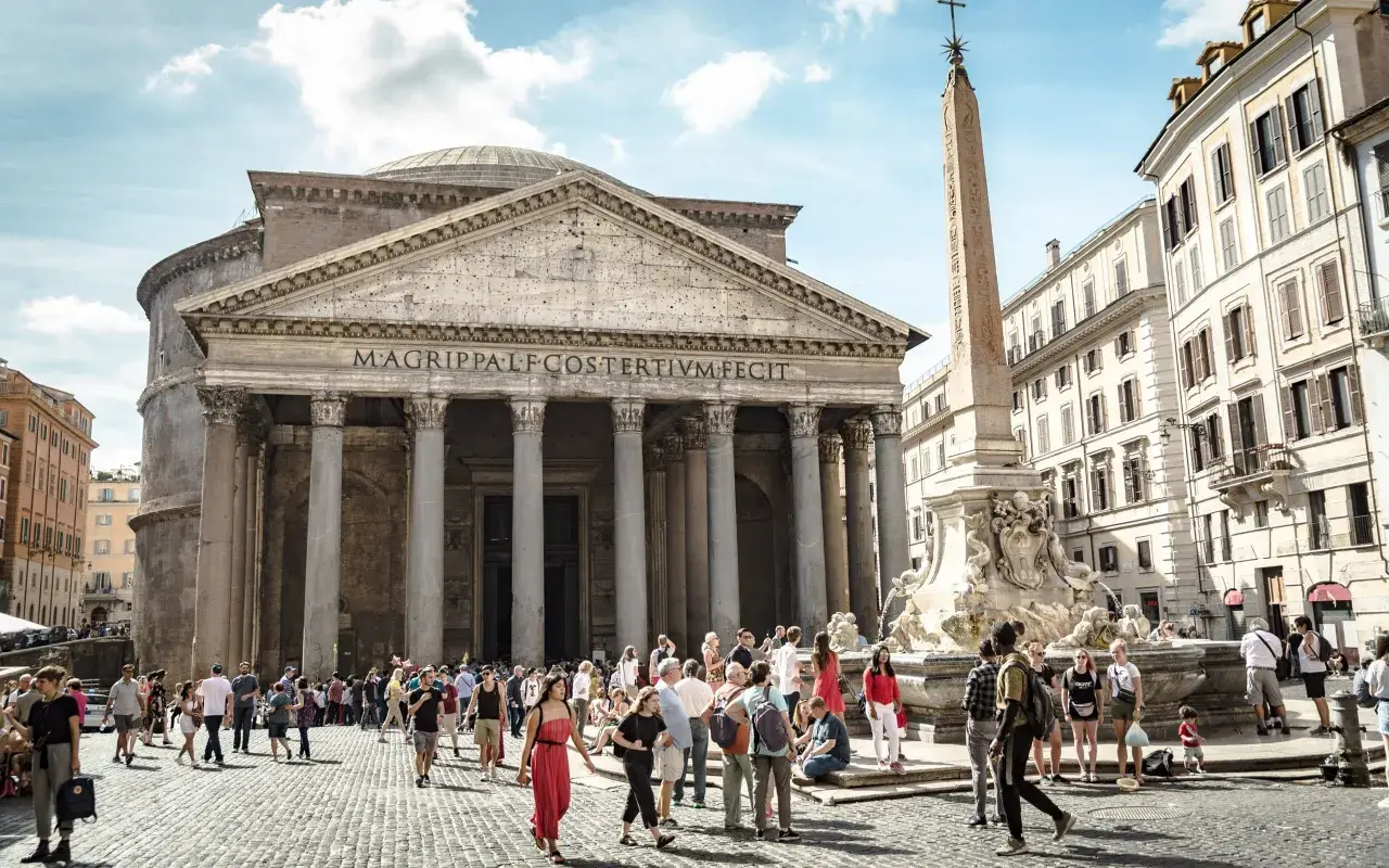 Il Pantheon e la fontana di Piazza della Rotonda, tra i posti più belli di Roma, animati da turisti e passanti.
