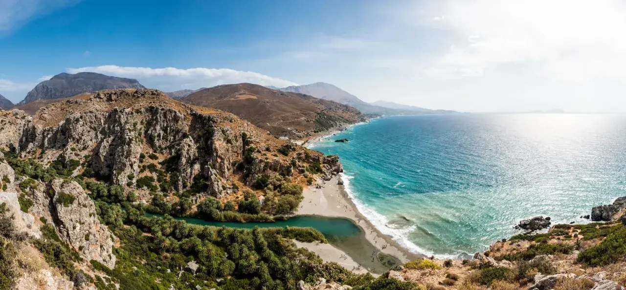 Traumhafte Bucht mit Palmen und türkisfarbenem Wasser. Perfekte Kreta Urlaub Tipps für Naturliebhaber.