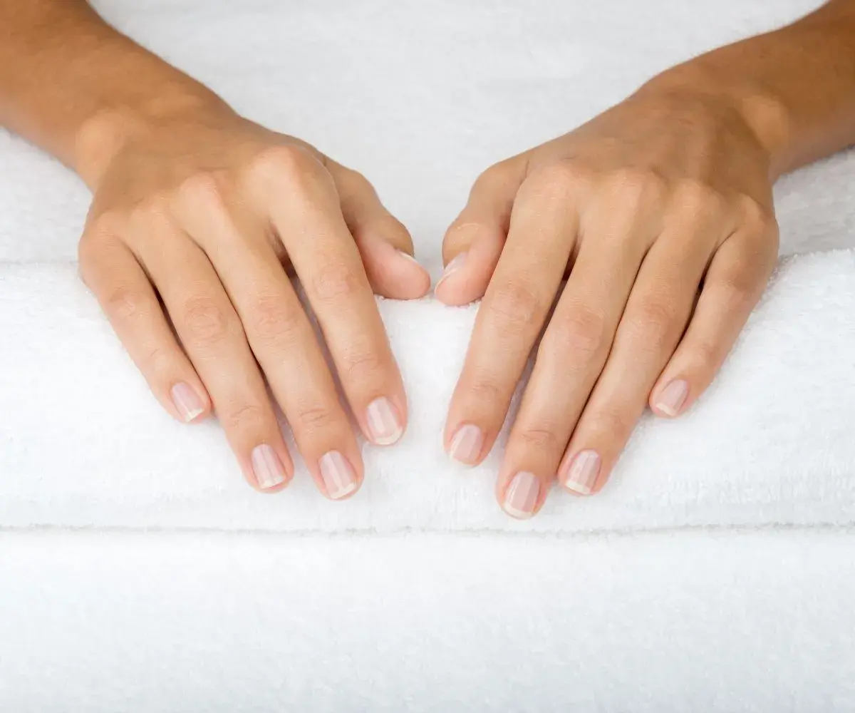 Ile trwa manicure japoński? Sprawdź, jak długo zajmuje cały zabieg i etapy