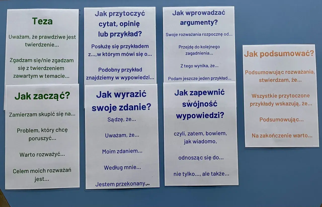 Pomocne zwroty do rozprawki po angielsku: jak zacząć, wyrazić opinię, przytoczyć argumenty, zapewnić spójność i podsumować.