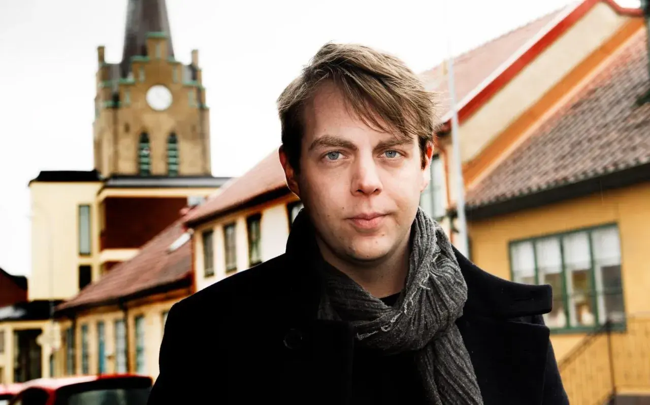Christoffer Carlsson med familj i en svensk stad.