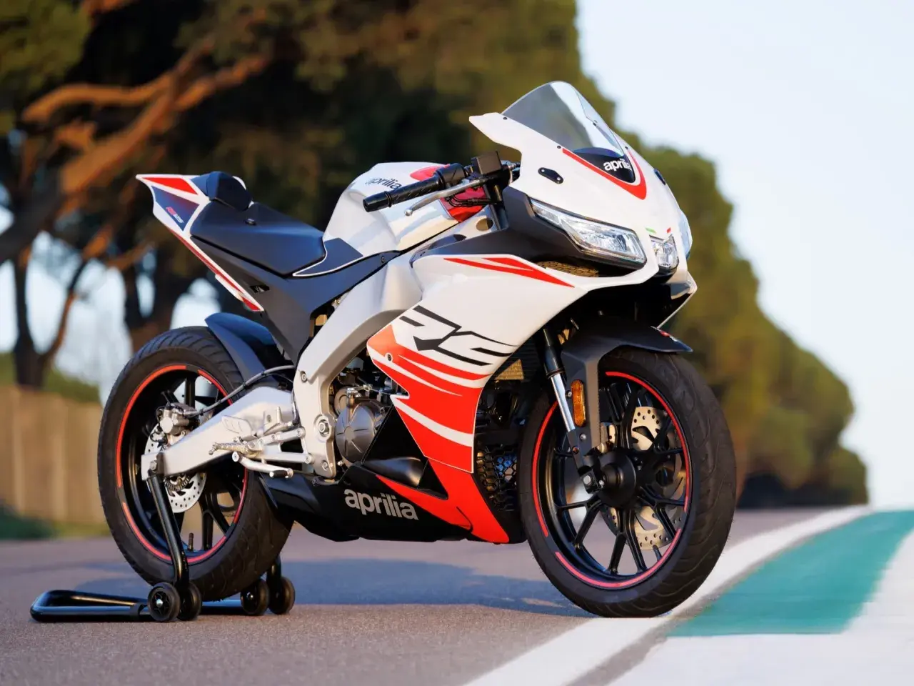 Aprilia RS 125 en blanco y rojo, lista para la acción. Descubre su precio y enamórate de su diseño deportivo.
