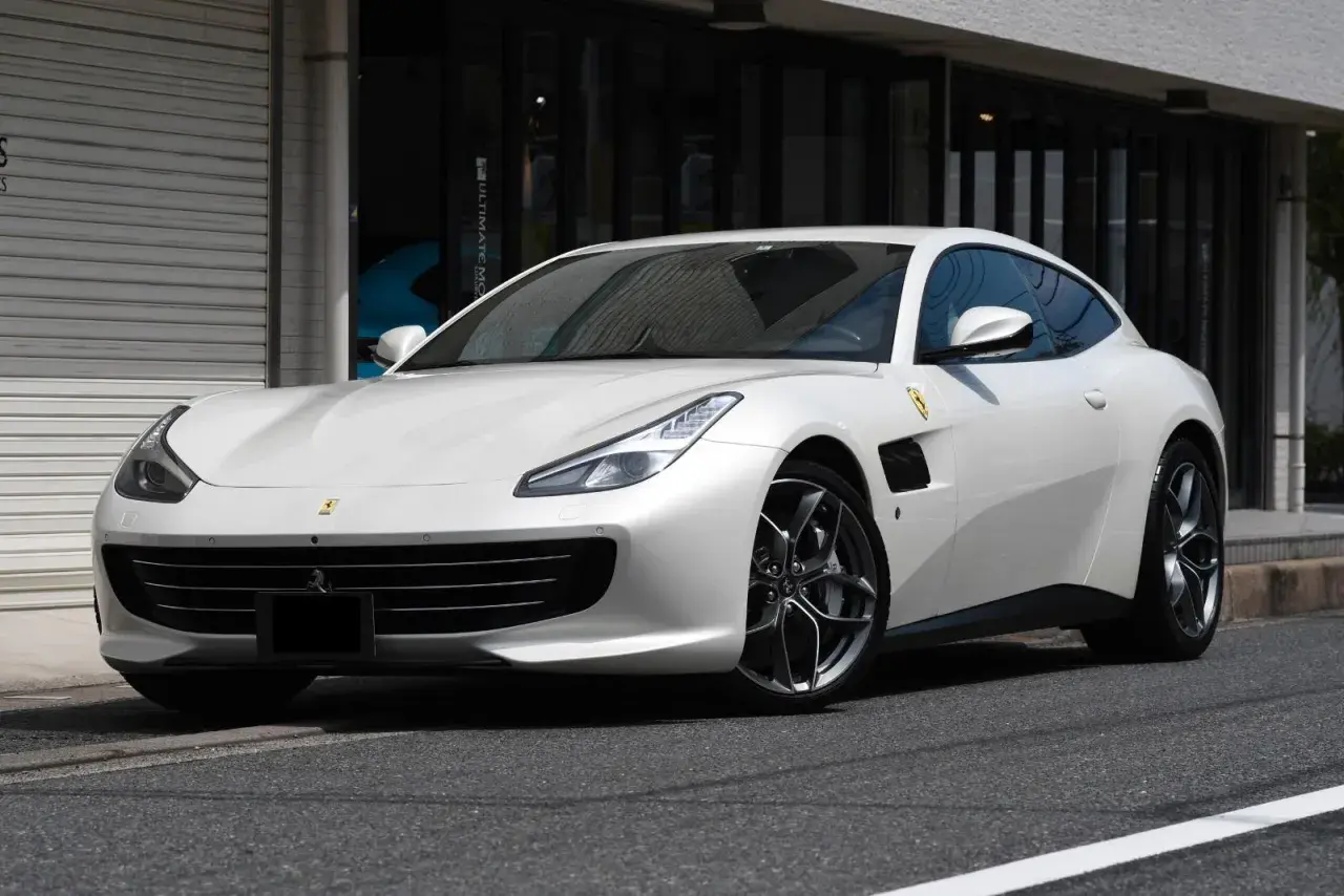 Białe Ferrari GTC4Lusso lśni na ulicy, gotowe na każdą podróż.