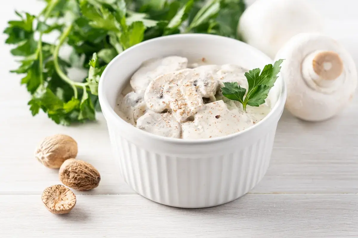 Funghi in salsa cremosa con noce moscata, attenzione alle controindicazioni per un uso eccessivo.