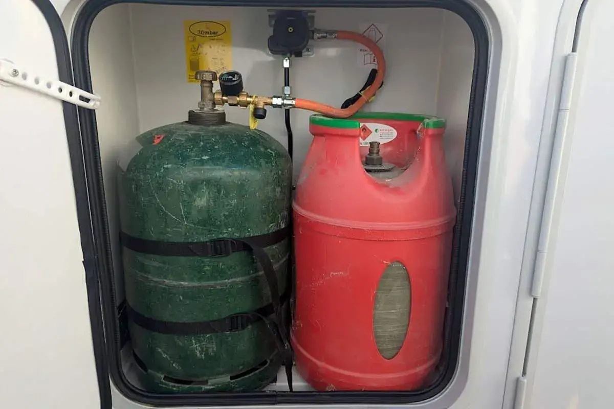 Deux bouteilles de gaz (verte et rouge) pour l'autonomie en camping-car. L'une est de 13 kg.
