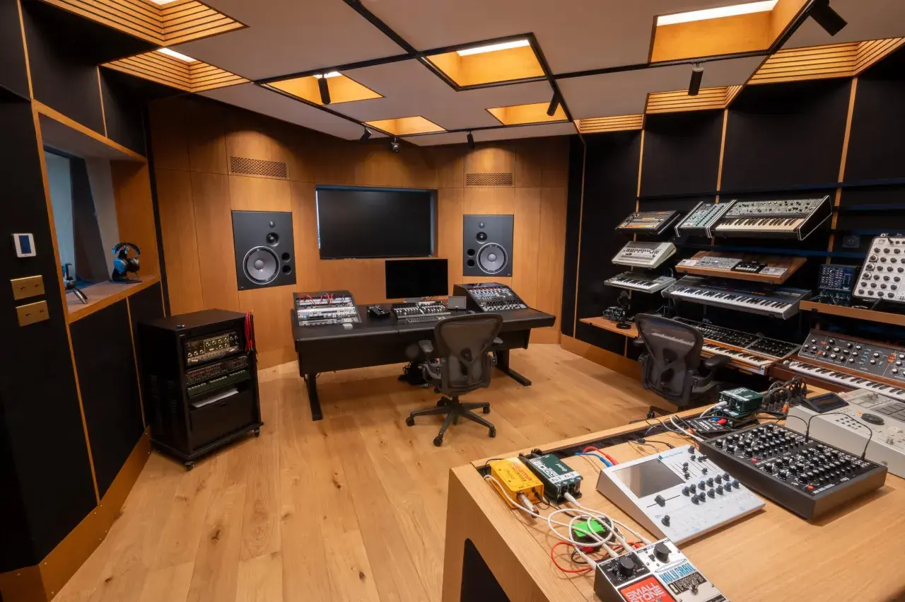 Studio d'enregistrement professionnel : synthétiseurs, tables de mixage, enceintes et racks d'équipement. Un espace idéal pour créer un studio d'enregistrement professionnel, prix abordable.