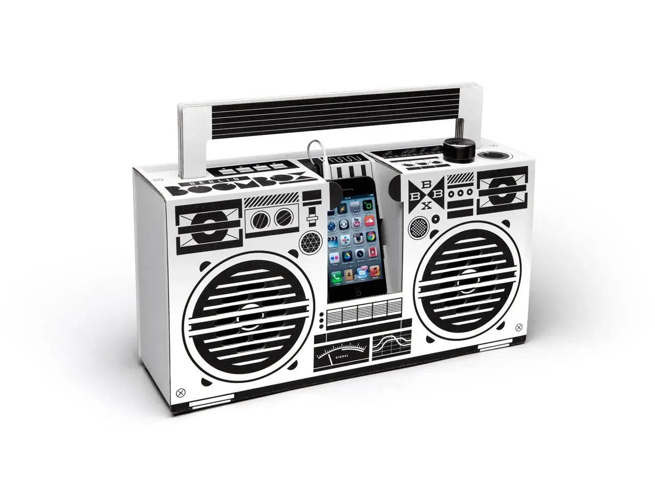 Un divertido radio de cartón con diseño retro, con un iPhone insertado como pantalla.