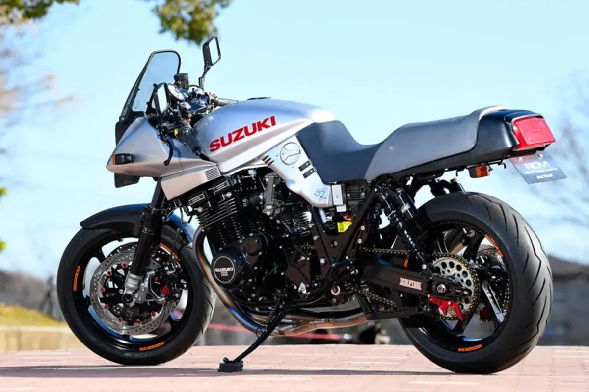 Suzuki Katana 1100 plateada, un clásico deportivo con líneas aerodinámicas y un motor potente.