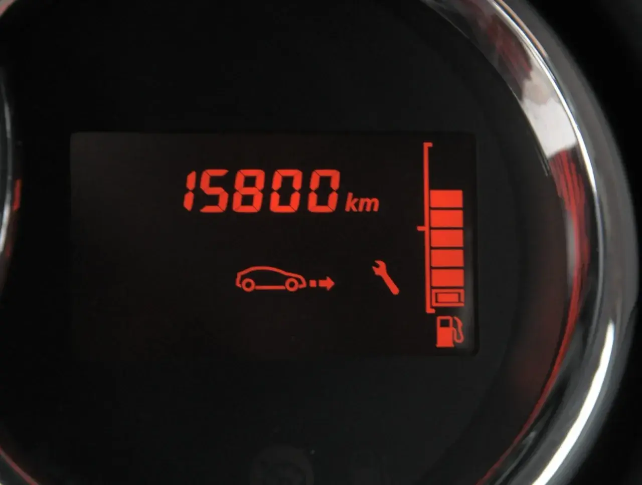 Dacia Duster: 15800 km przebiegu, kontrolka serwisu i wskaźnik paliwa. Czas na kasowanie inspekcji.