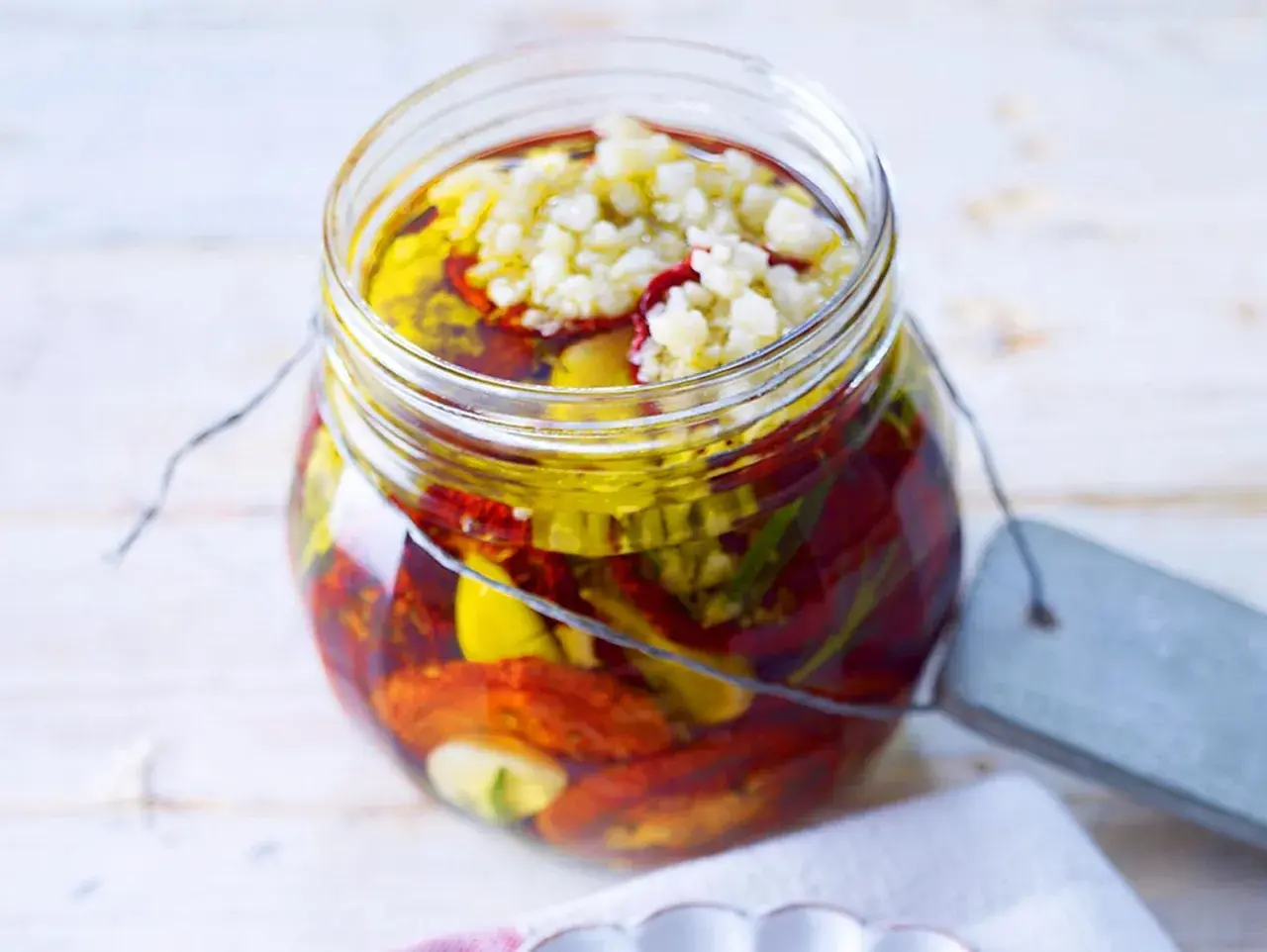 Glas mit getrockneten Tomaten, Knoblauch und Kräutern in Öl. Perfekt zum getrocknete tomaten einlegen.